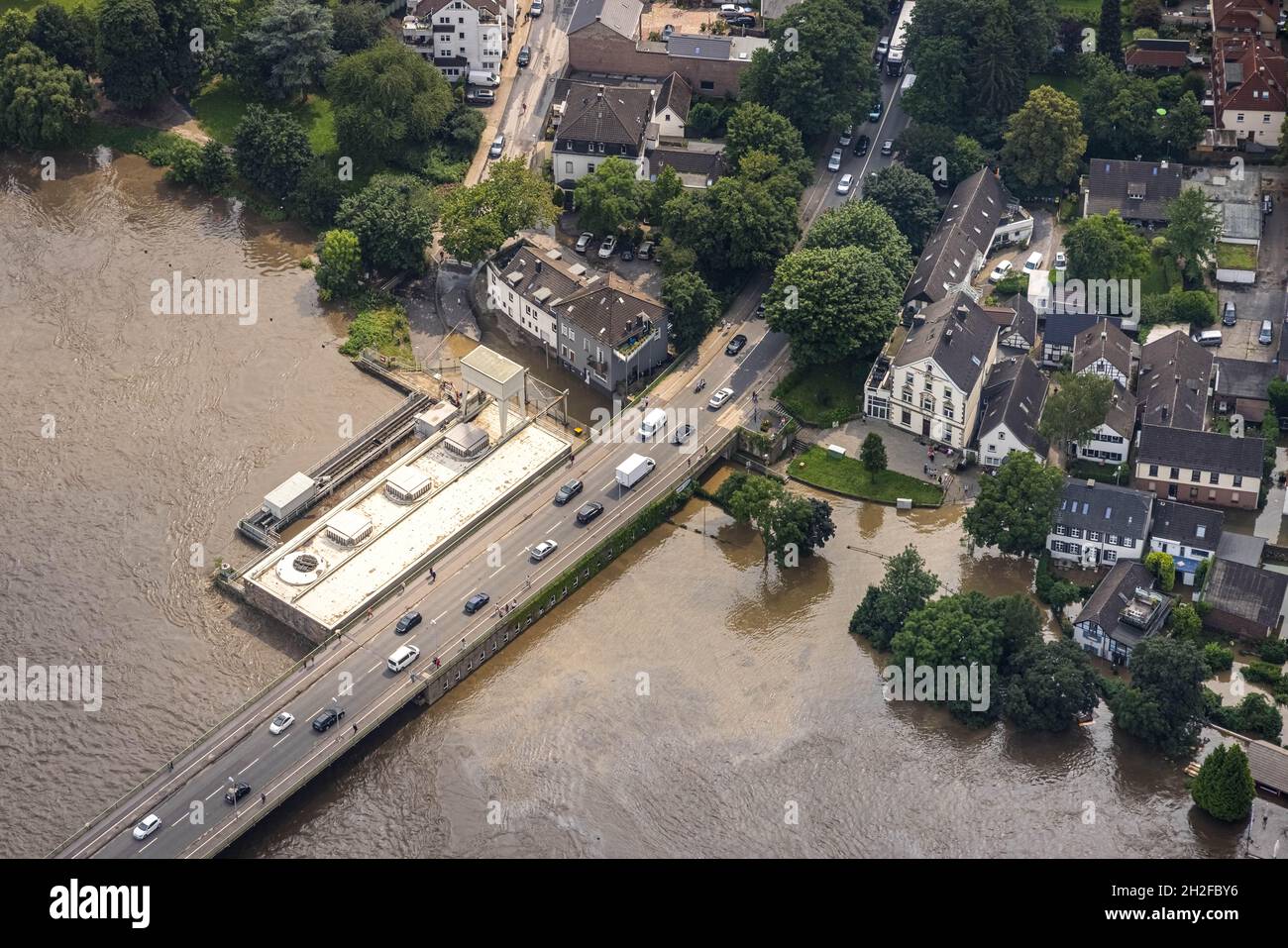 Luftaufnahme, Ruhrflut, Überschwemmung, Kettwig-Staudamm vo der Brücke, Kettwig, Essen, Ruhrgebiet, Nordrhein-Westfalen, Deutschland, Luftbild, Ruhrhochwass Stockfoto