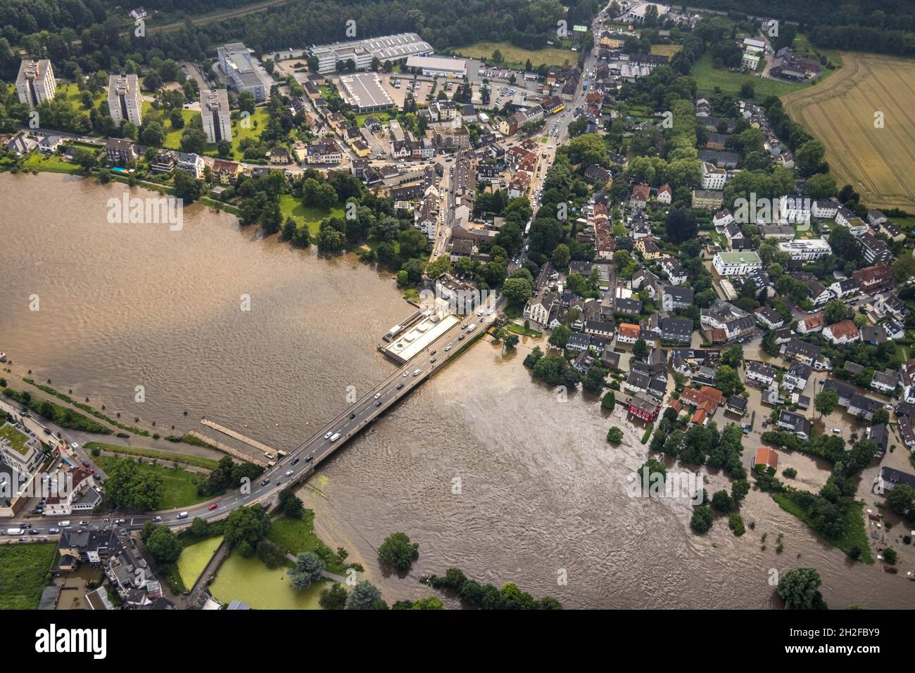 Luftaufnahme, Ruhrflut, Überschwemmung, Kettwig-Staudamm vo der Brücke, Kettwig, Essen, Ruhrgebiet, Nordrhein-Westfalen, Deutschland, Luftbild, Ruhrhochwass Stockfoto
