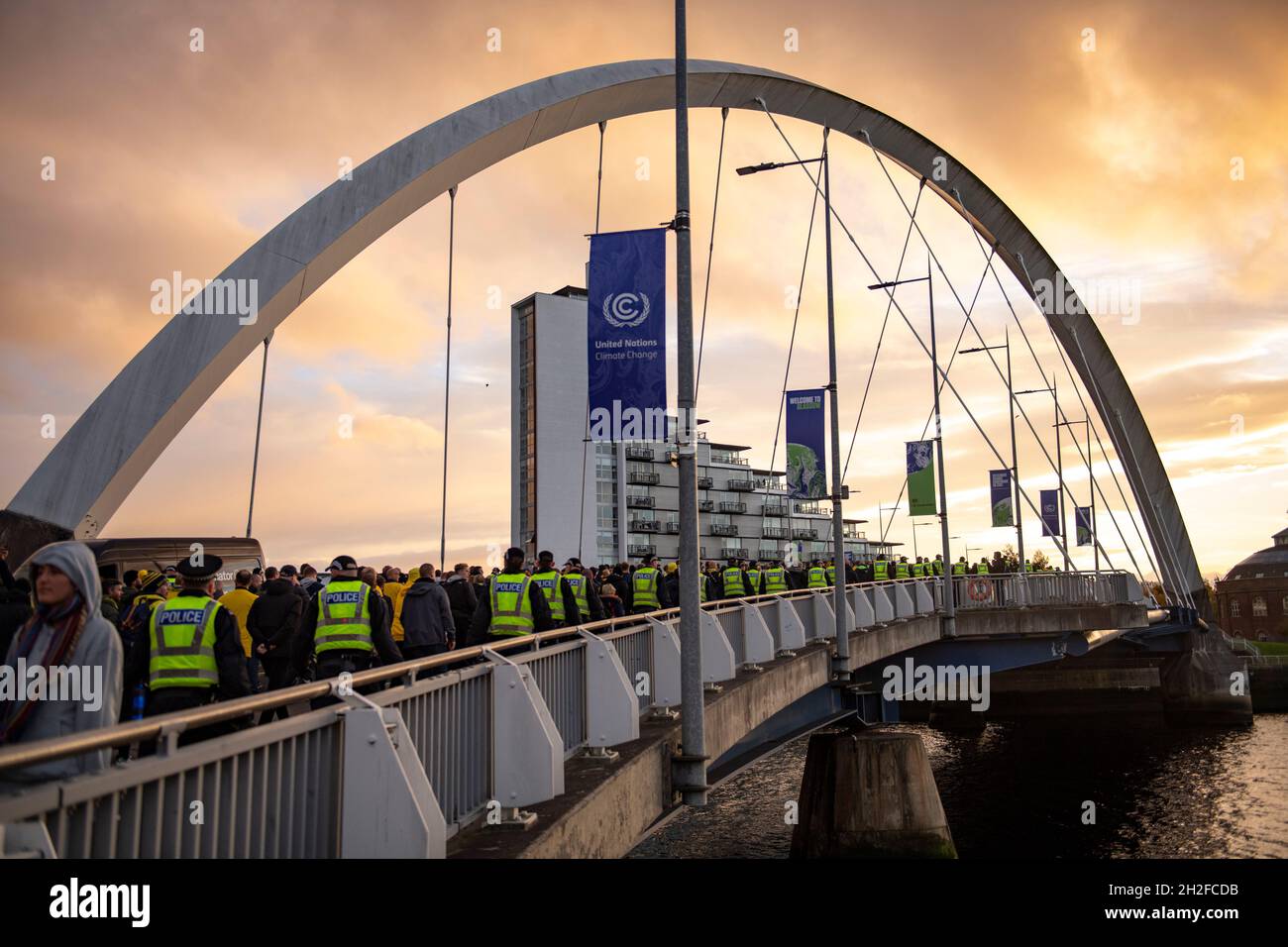 Glasgow, Schottland, Großbritannien. Oktober 2021. IM BILD: Polizeibeamte und Polizeipferde sahen, wie sie Brøndby IF-Fans zum Ibrox-Stadion eskortierten. Quelle: Colin Fisher/Alamy Live News Stockfoto