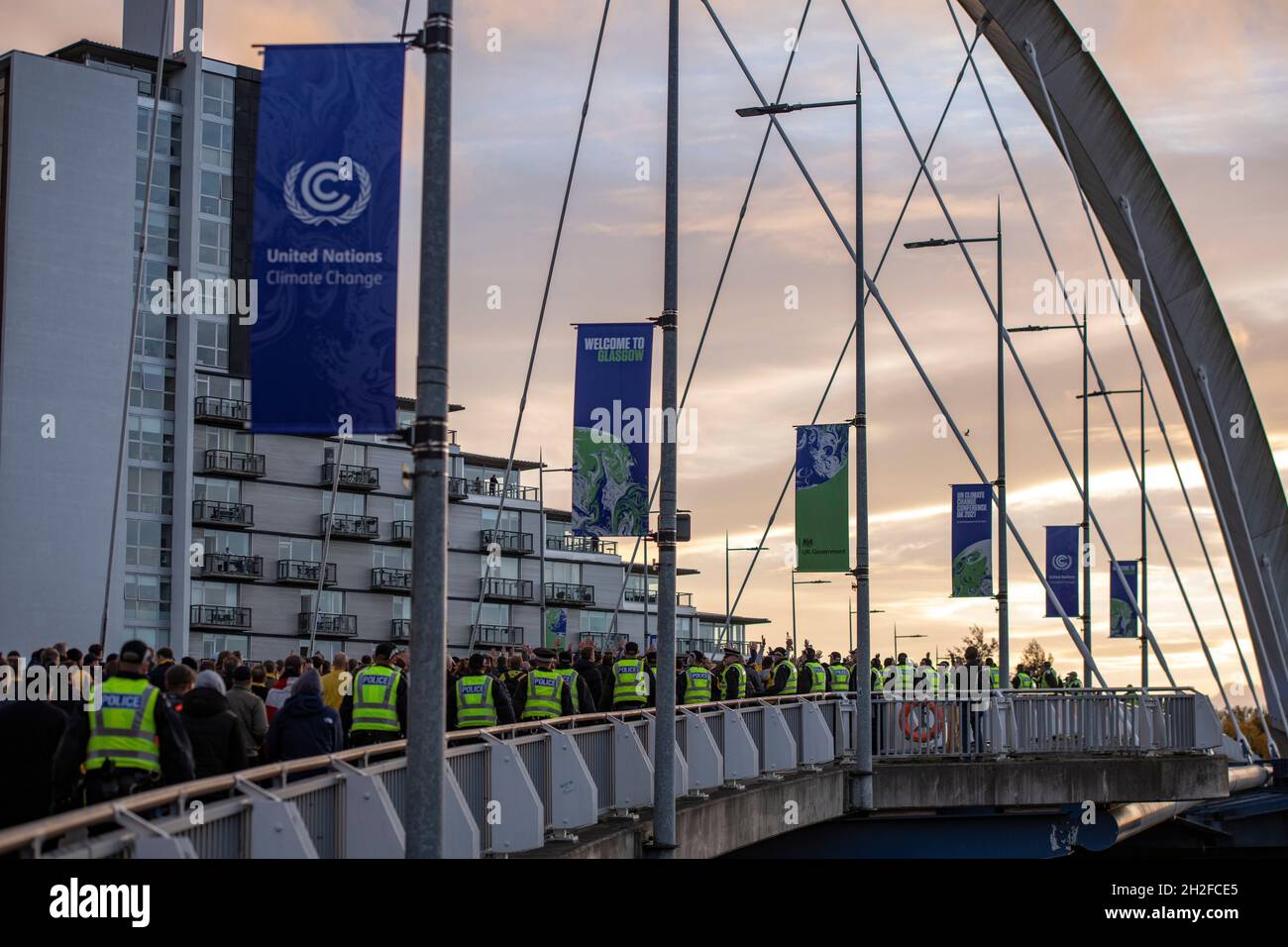 Glasgow, Schottland, Großbritannien. Oktober 2021. IM BILD: Polizeibeamte und Polizeipferde sahen, wie sie Brøndby IF-Fans zum Ibrox-Stadion eskortierten. Quelle: Colin Fisher/Alamy Live News Stockfoto