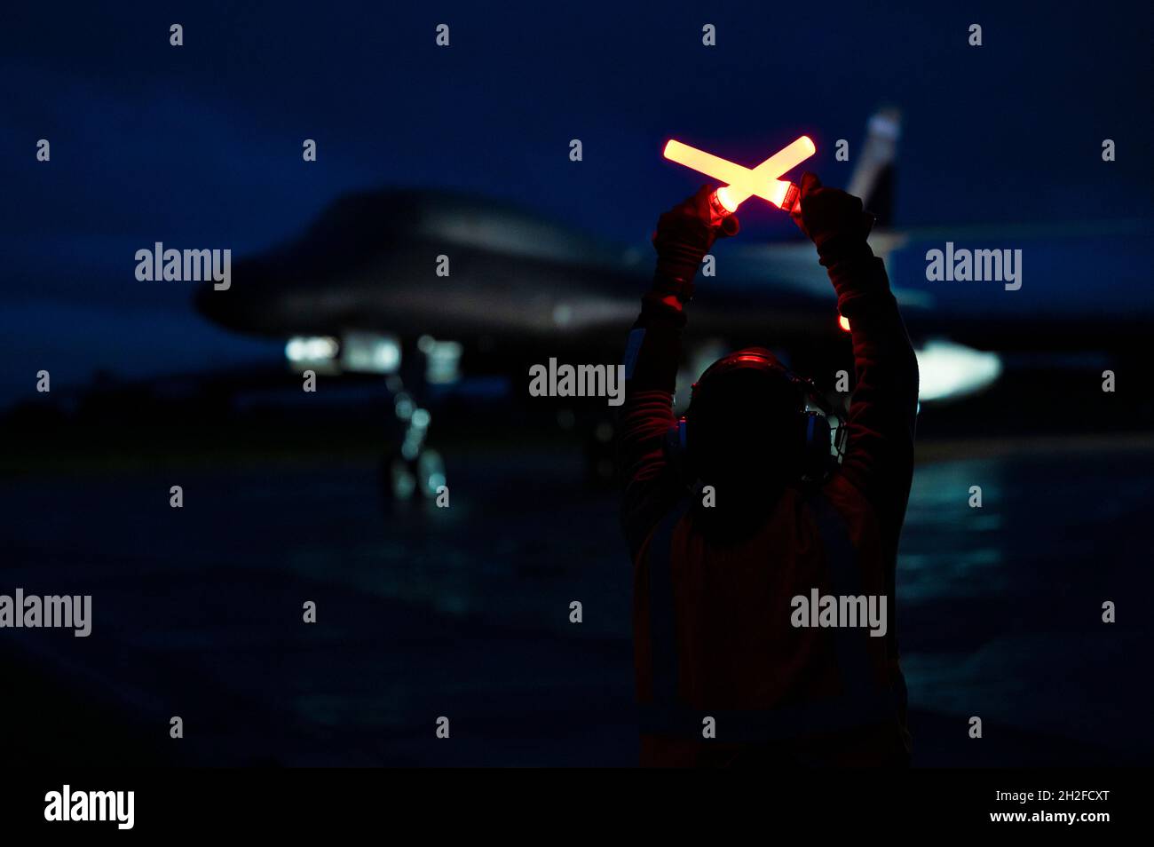 Ein Crew-Chef, der dem 9. Expeditionary Bomb Squadron zugewiesen wurde, bereitet sich darauf vor, einen B-1B Lancer bei RAF Fairford, Großbritannien, am 19. Oktober 2021, zu mobilisieren. Die Bomber Task Force Europe-Missionssets bieten der Flugmannschaft eine Einarbeitung in das Theater und führen strategische Schulungen durch. (USA Luftwaffe Foto von Senior Airman Colin Hollowell) Stockfoto