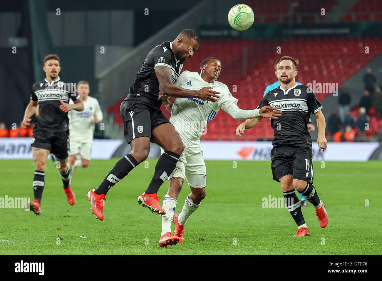 Kopenhagen, Dänemark. Oktober 2021. Luther Singh (7) vom FC Kopenhagen und Fernando Varela (5) vom PAOK FC während des UEFA Europa Conference League-Spiels zwischen dem FC Kopenhagen und dem PAOK FC in Parken in Kopenhagen. (Foto: Gonzales Photo/Alamy Live News Stockfoto