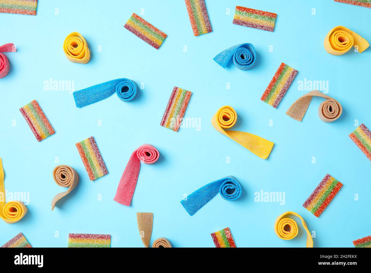 Flache Lay-Komposition mit verschiedenen leckeren Bonbons auf farbigem Hintergrund Stockfoto
