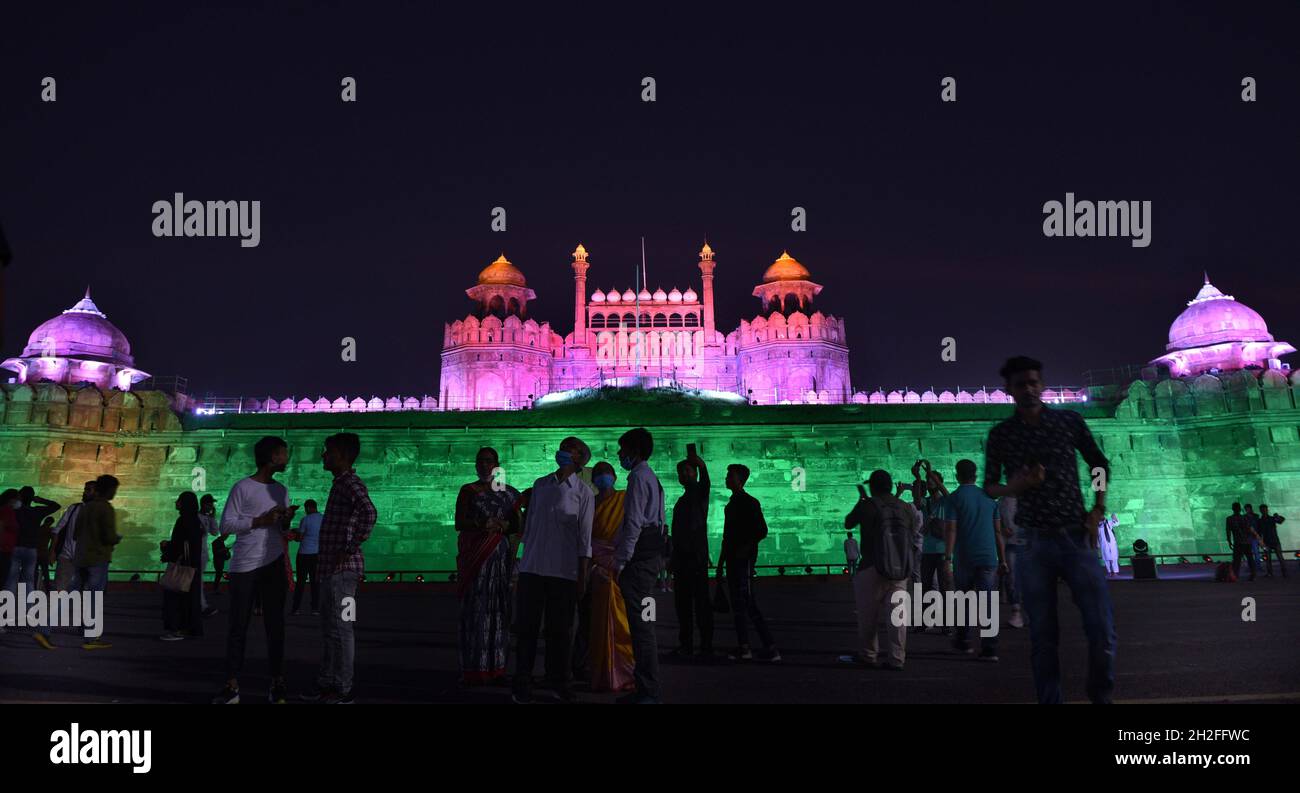 NEU DELHI, INDIEN - 21. OKTOBER: Ein beleuchtetes rotes Fort (vom Archäologischen Survey of India) zur Feier des Abschlusses von 100 crore Covid-19 Impfdosen am 21. Oktober 2021 in Neu Delhi, Indien. (Foto von Arvind Yadav/Hindustan Times/Sipa USA) Stockfoto