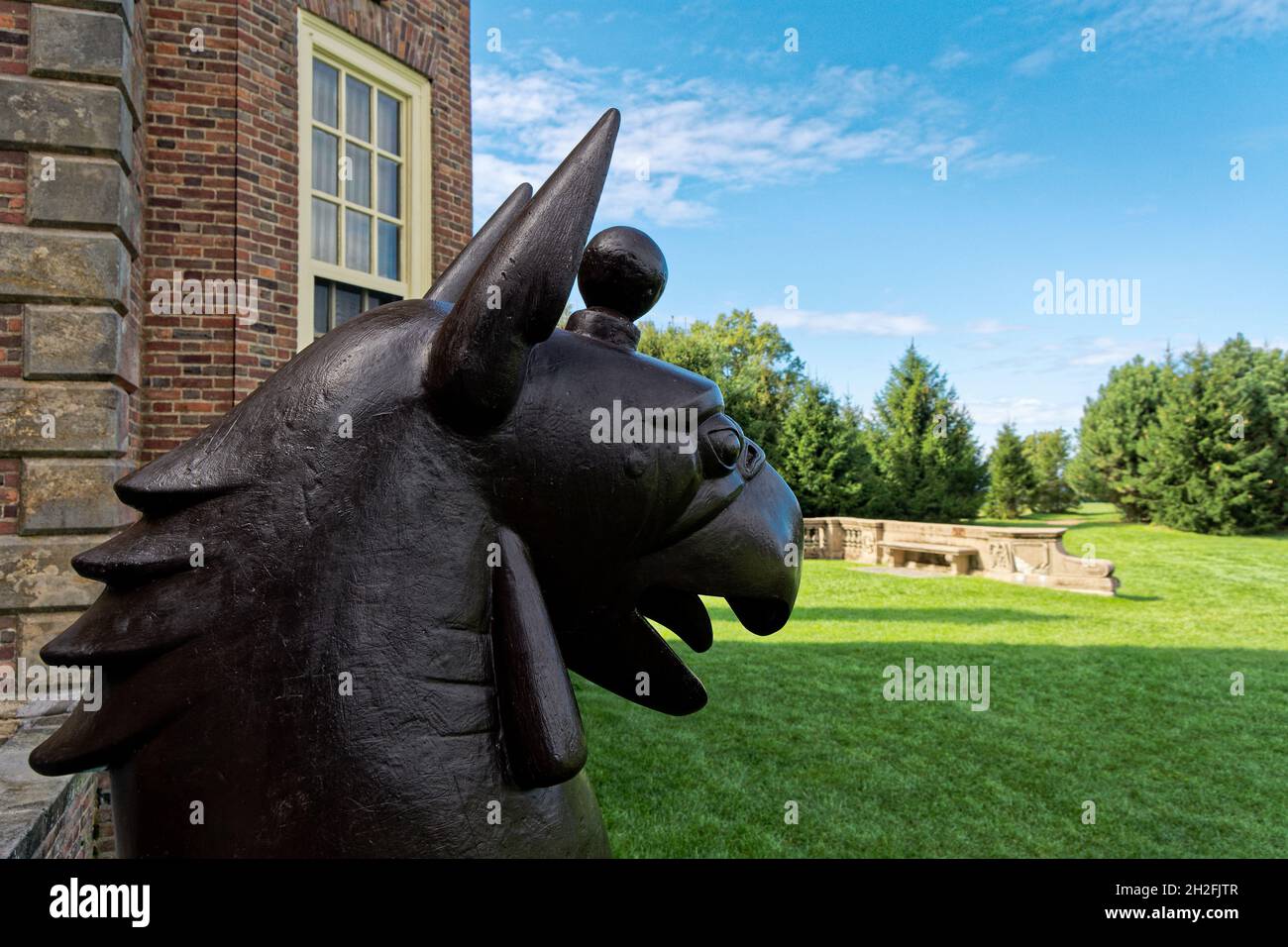 Schwarzer Griffin-Wachposten mit Gusskabel auf der hinteren Terrasse des Great House - Crane Estate Ipswich, MA USA Stockfoto