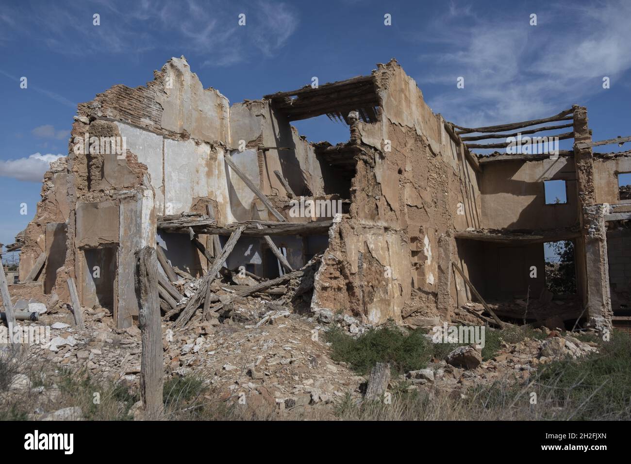BELCHITE, SPANIEN - 26. Sep 2021: Die Ruinen eines verlassenen Gebäudes in der alten Stadt Belchite in Spanien Stockfoto