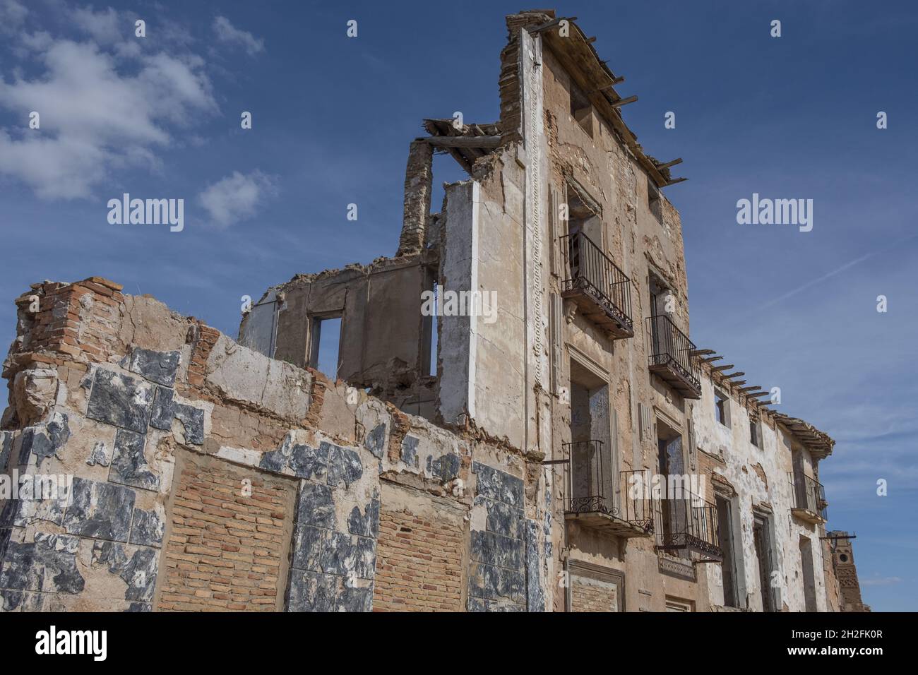 BELCHITE, SPANIEN - 26. Sep 2021: Die Ruinen eines verlassenen Gebäudes in der alten Stadt Belchite in Spanien Stockfoto