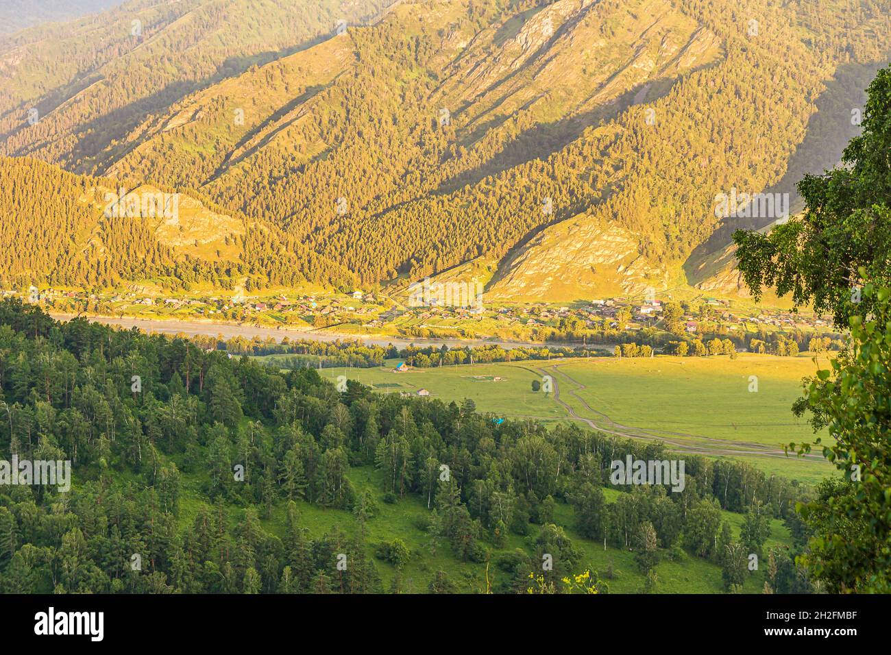Blick vom Mount Barantol auf die Siedlung im Tal des Katun bei Sonnenaufgang. Bezirk Chemal, in der Nähe des Dorfes Monar Stockfoto
