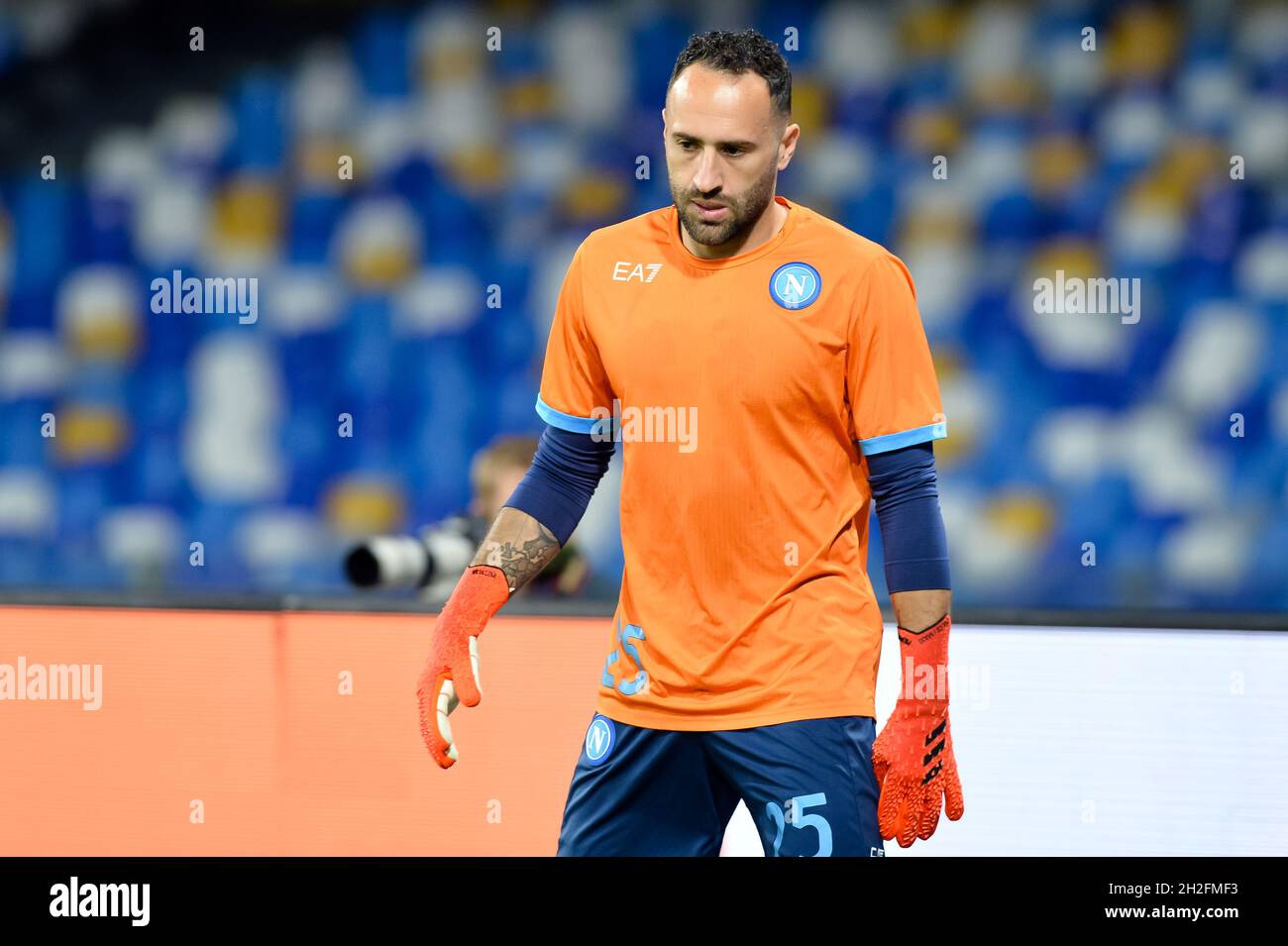 NEAPEL, ITALIEN - 21. OKTOBER: Torwart David Ospina vom SSC Napoli erwärmt sich während des Spiels der Gruppe C - UEFA Europa League zwischen SSC Napoli und Legia Warszawa am 21. Oktober 2021 im Stadio Diego Armando Maradona in Neapel, Italien (Foto: Ciro Santangelo/Orange Picles) Stockfoto