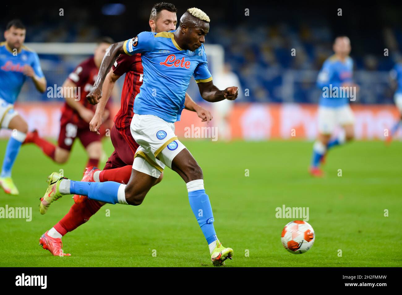 NEAPEL, ITALIEN - 21. OKTOBER: Victor Osimhen von SSC Napoli und Mateusz Wieteska von Legia Warszawa während des Spiels der Gruppe C - UEFA Europa League zwischen SSC Napoli und Legia Warszawa im Stadio Diego Armando Maradona am 21. Oktober 2021 in Neapel, Italien (Foto: Ciro Santangelo/Orange Picles) Stockfoto