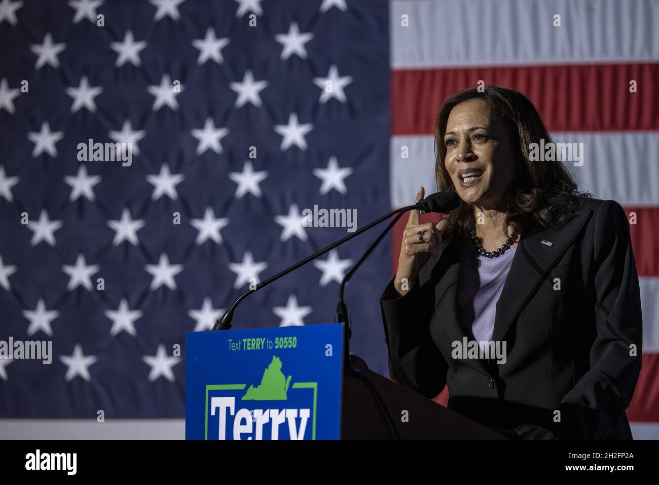 Dumfries, Usa. Oktober 2021. Vizepräsidentin Kamla Harris spricht mit Terry McAuliffe, dem demokratischen Kandidaten für das Amt des Gouverneurs von Virginia, bei einer Kundgebung in Dumfries, Virginia, am Donnerstag, dem 21. Oktober 2021. Das Rennen um den Gouverneur von Virginia zwischen McAuliffe und Youngkin hat sich nur zwei Wochen vor dem Wahltag auf ein Gleichstand verringert, so eine gestern veröffentlichte Umfrage der Monmouth University. Foto von Tasos Katopodis/UPI Credit: UPI/Alamy Live News Stockfoto