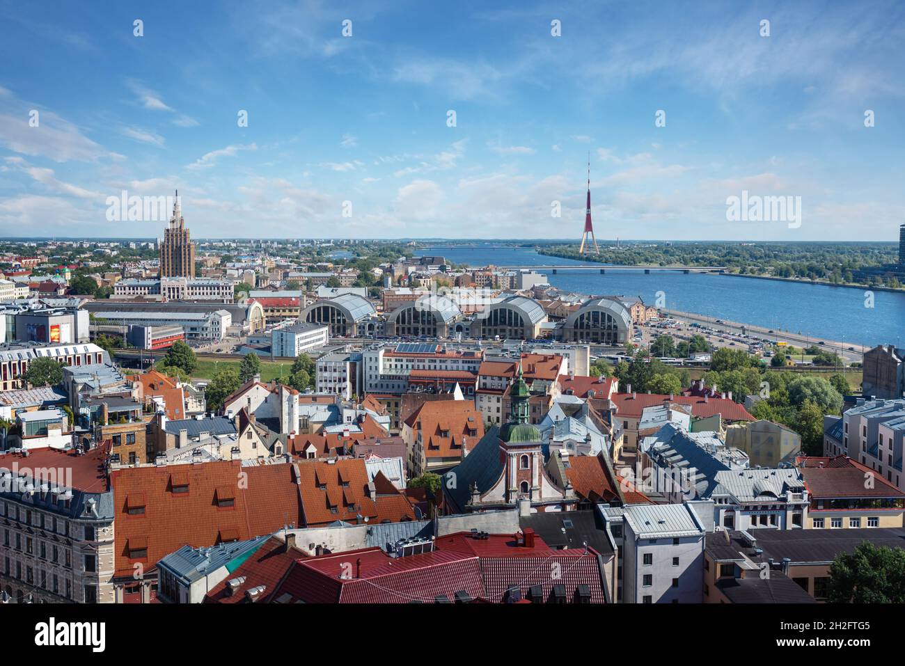 Luftaufnahme von Riga mit der Lettischen Akademie der Wissenschaften, dem Rigaer Zentralmarkt und dem Rigaer Radio- und Fernsehturm - Riga, Lettland Stockfoto