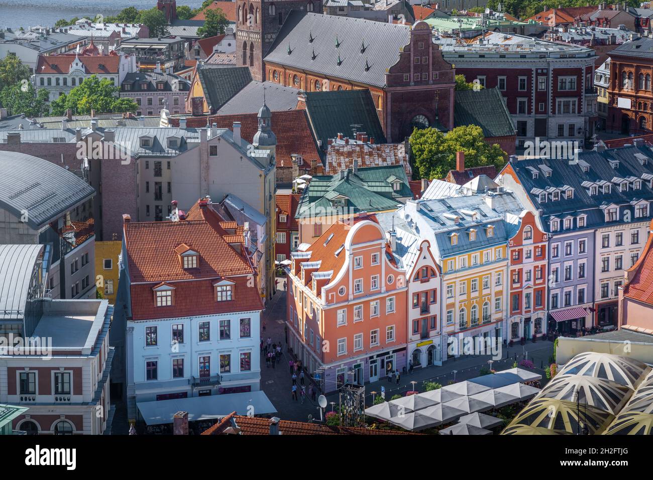 Luftaufnahme von bunten Gebäuden in der Altstadt von Riga - Riga, Lettland Stockfoto