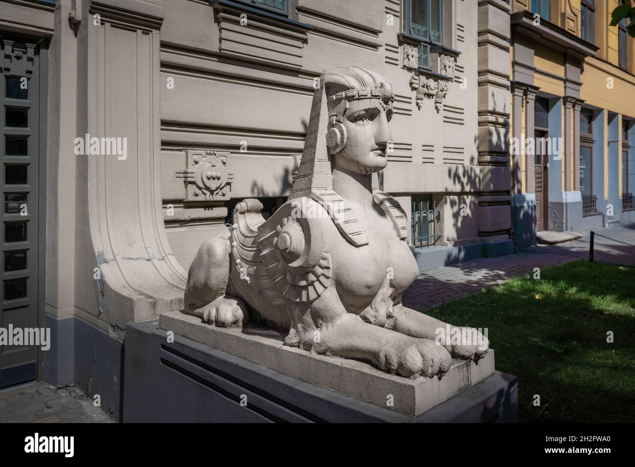 Sphinx-Skulptur vor dem Jugendstil-Gebäude in Riga - Riga, Lettland Stockfoto