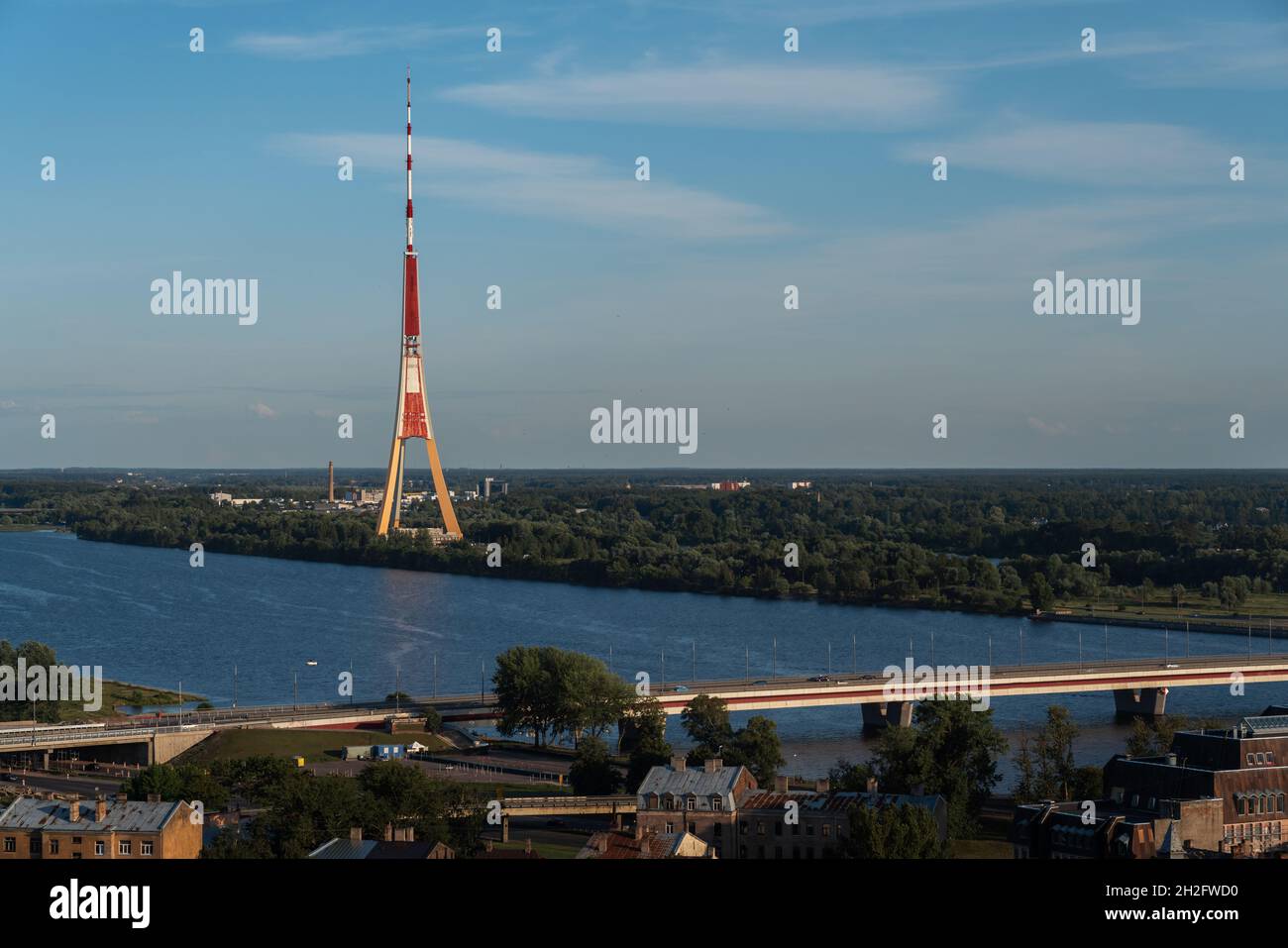 Riga Radio- und Fernsehturm und Daugava Fluss - Riga, Lettland Stockfoto