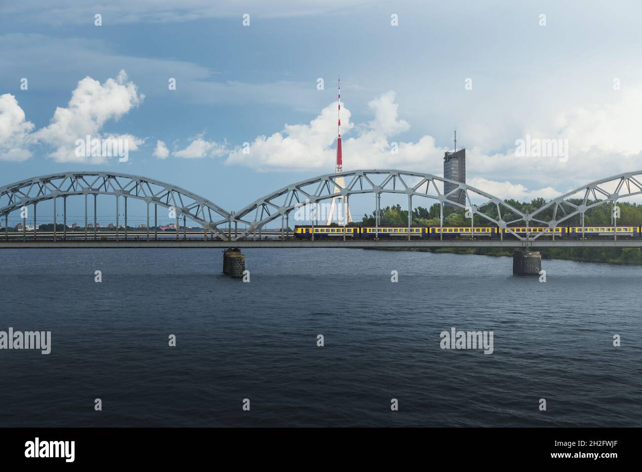 Eisenbahnbrücke und Radio- und Fernsehturm Riga - Riga, Lettland Stockfoto