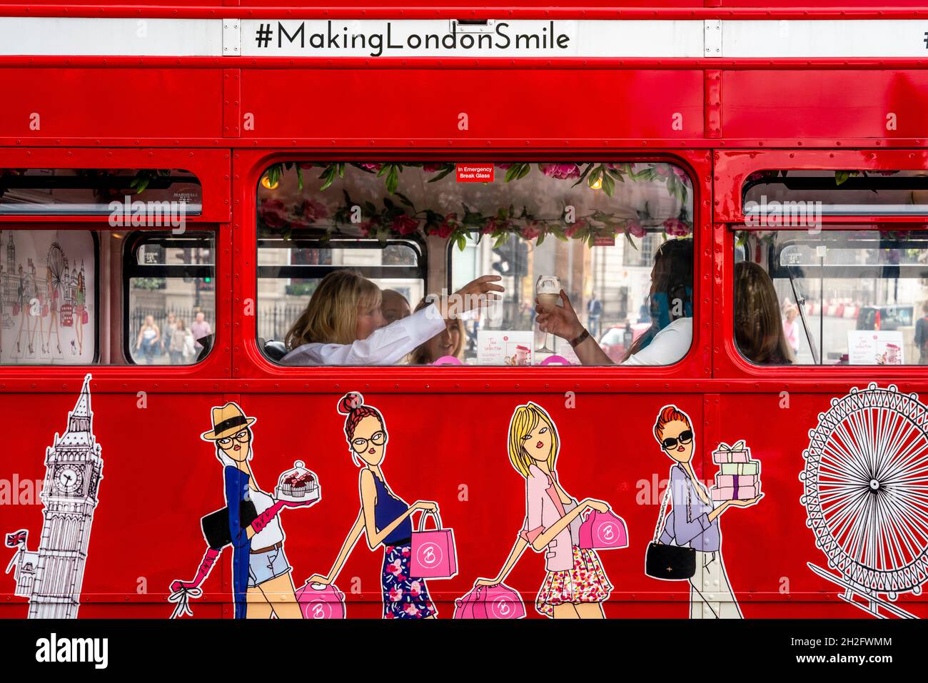 Frauen auf einer Nachmittagstee-Bus-Tour, Trafalgar Square, London, Großbritannien. Stockfoto