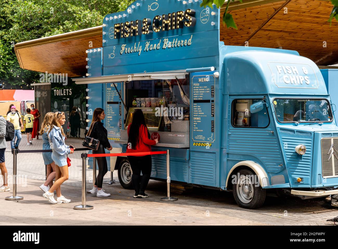Eine Schlange von Menschen bildet sich vor einem mobilen Fish and Chip Van, der Soutbank, London, Großbritannien. Stockfoto