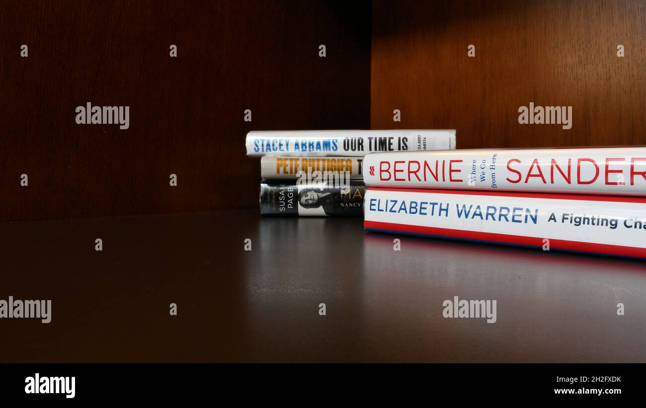 Bibliotheksbücher von und über liberal-demokratische amerikanische Politiker: Pete Buttigieg, Stacey Abrams, Nancy Pelosi, Bernie Sanders, Elizabeth Warren. Stockfoto