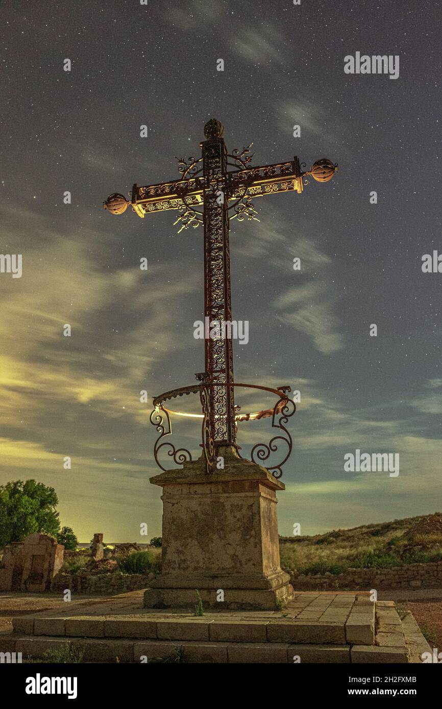 BELCHITE, SPANIEN - 26. Sep 2021: Das Kreuz der Gefallenen in der alten Stadt Belchite in Spanien Stockfoto