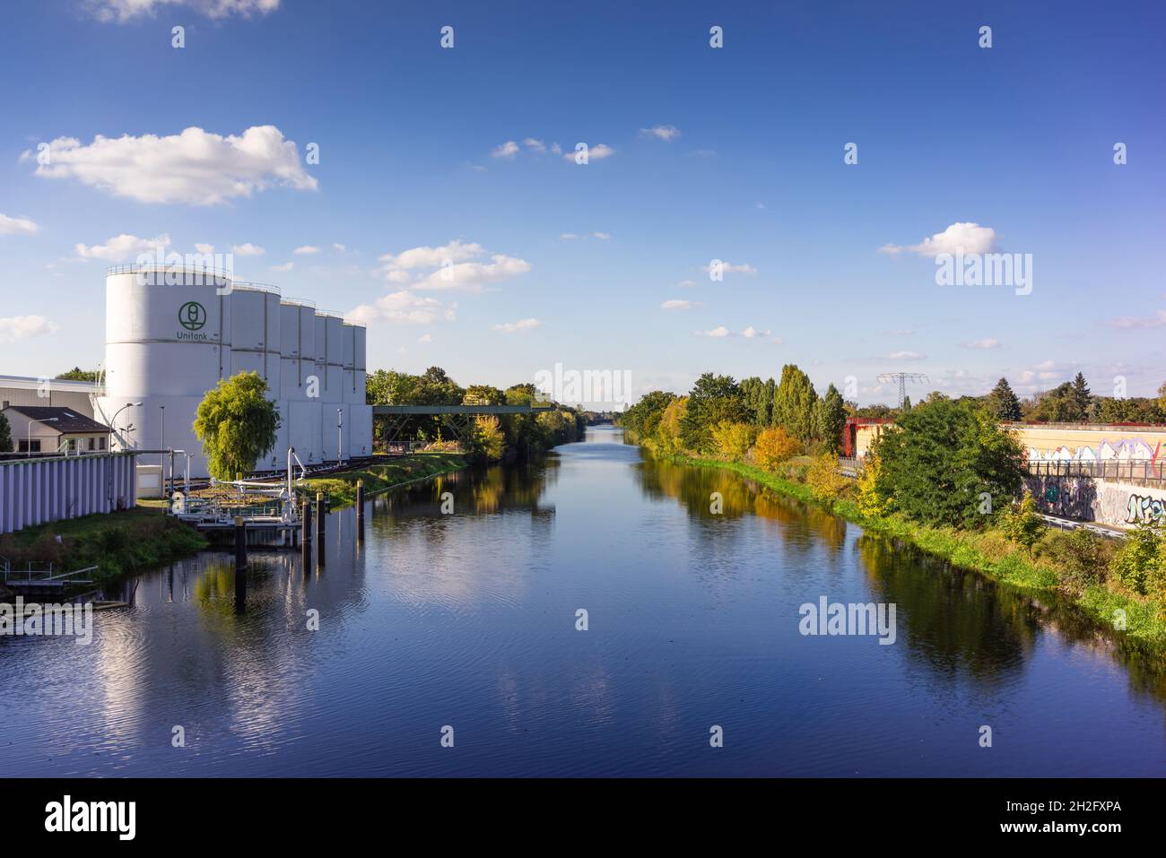 Blick von der Massantebrücke über den Teltowkanal mit den Unitank Dieseltanks links, Berlin Neukölln, Deutschland Stockfoto