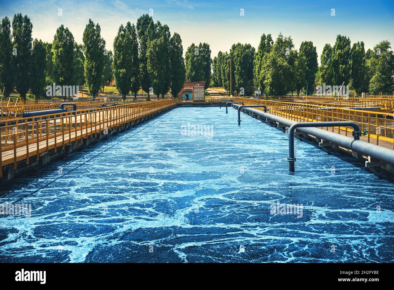 Moderne industrielle Kläranlage, Reservoir für Sedimentation und Reinigung von Abwasser, getönt Stockfoto