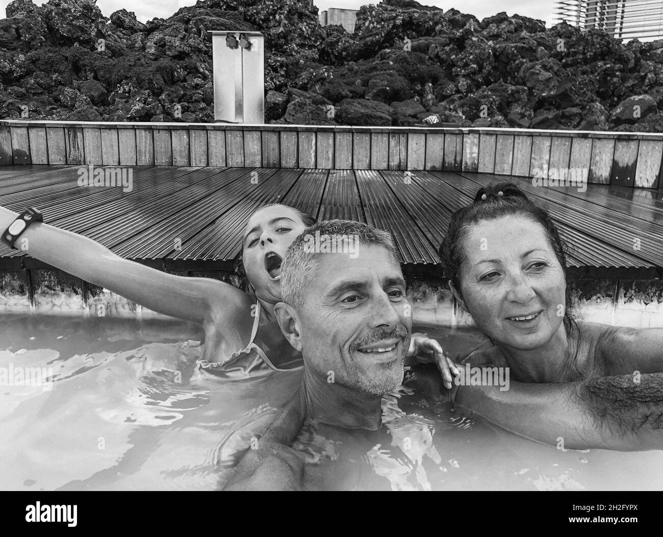 Graustufen-Aufnahme von Menschen, die ihre Zeit am Pool genießen Stockfoto