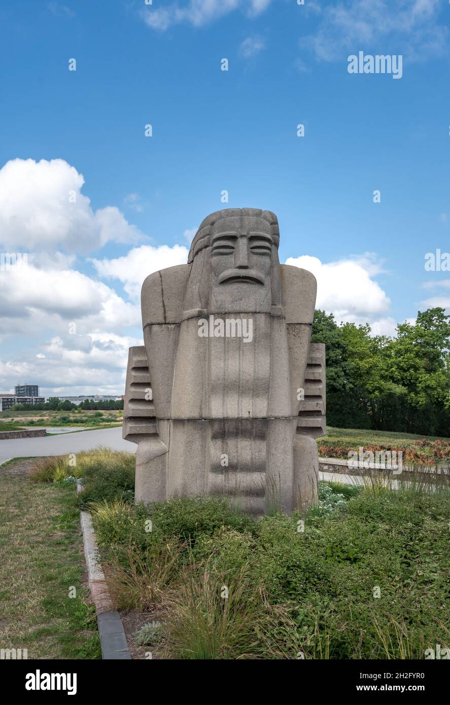 Kanklininkas Skulptur - Mann, der das Kankles Instrument spielt - von Robertas Antinis 1968 geschaffen - Kaunas, Litauen Stockfoto