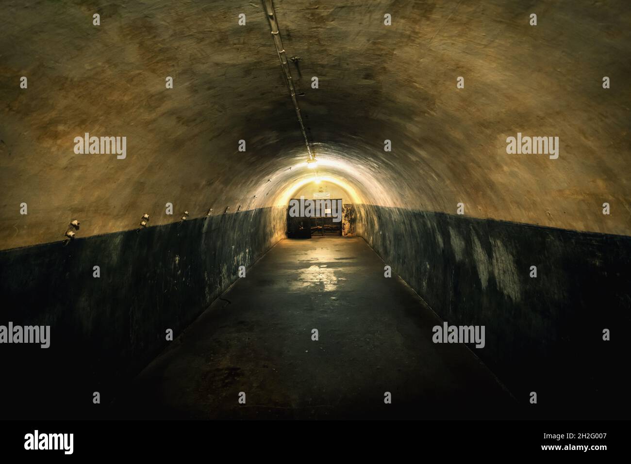 Korridor und Tür, durch die 64 Häftlinge 1943 vor den nazis flüchteten - Kaunas, Litauen Stockfoto