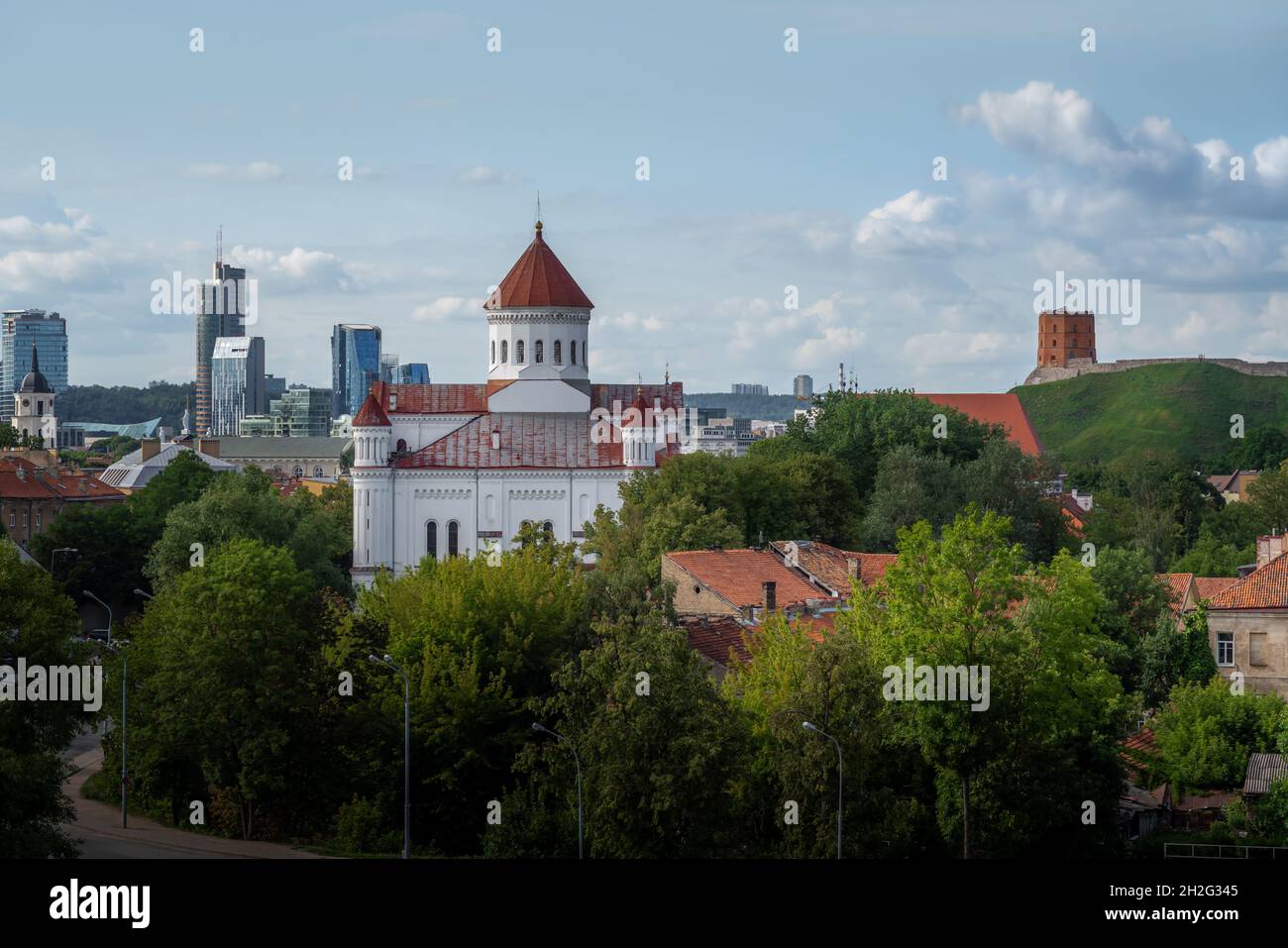Orthodoxe Kathedrale der Theotokos mit Gediminas-Burgturm im Hintergrund - Vilnius, Litauen Stockfoto