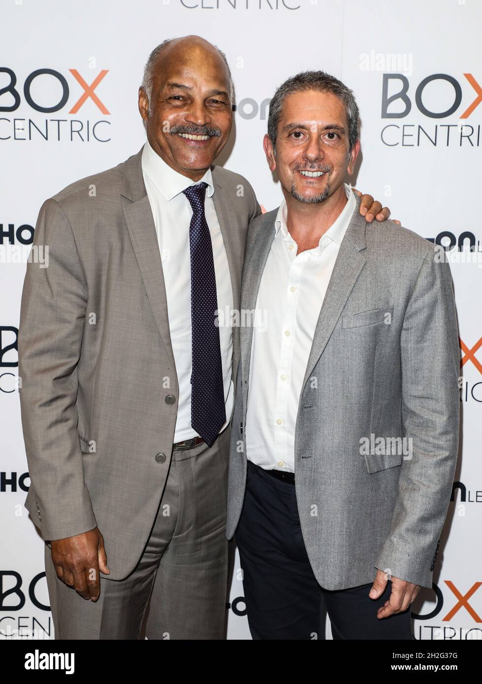 London, Großbritannien. Oktober 2021. John Conteh (links) und Andrew Constanti (rechts) nehmen an der Startparty für den Boxcentric-Privatclub in London Teil.Quelle: SOPA Images Limited/Alamy Live News Stockfoto