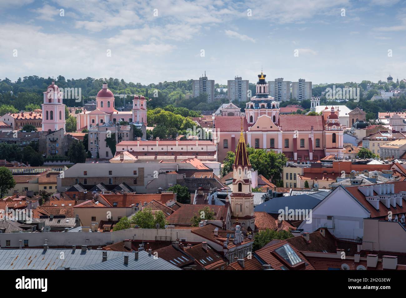 Luftaufnahme von Vilnius mit der Kirche des heiligen Kasimir, der Kirche des Heiligen Geistes und der Nikolaikirche - Vilnius, Litauen Stockfoto