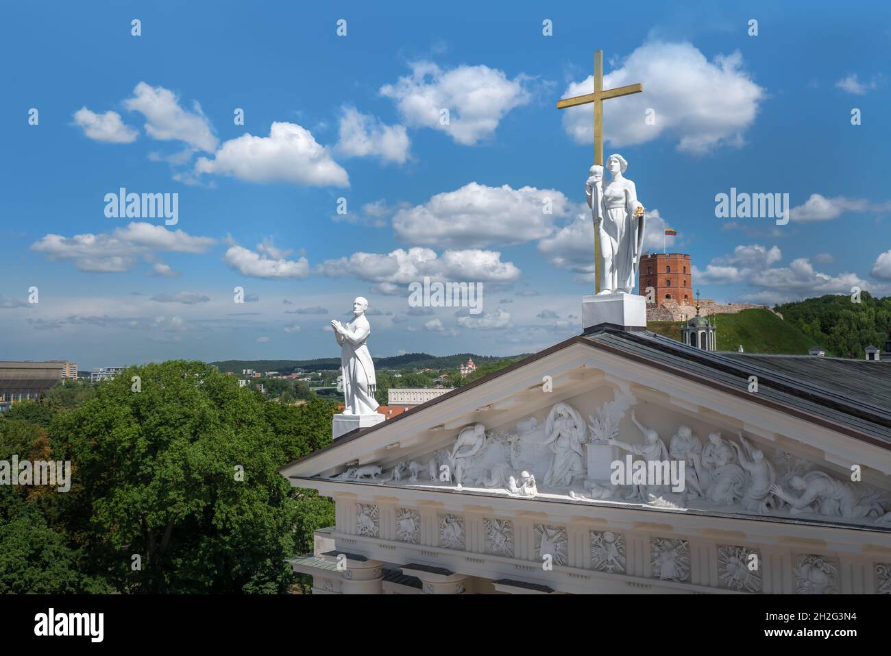 Vilnius Kathedrale mit Gediminas Burgturm im Hintergrund - Vilnius, Litauen Stockfoto