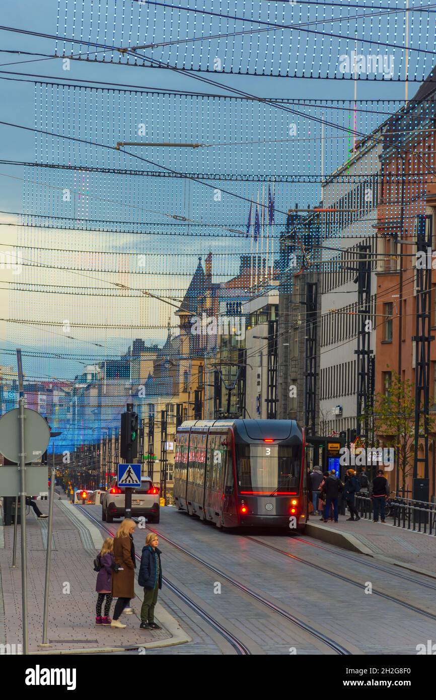 Hämeenkatu Straße an einem Septemberabend in Tampere Finnland Stockfoto