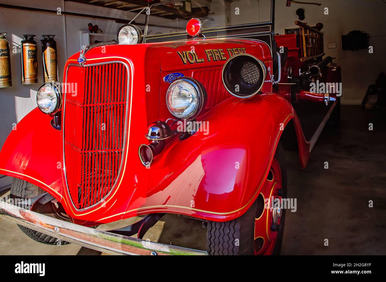 Im Fairhope Museum of History, 17. Oktober 2020, in Fairhope, Alabama, wird ein antiker Ford Feuerwehrwagen aus dem Jahr 1935 ausgestellt. Stockfoto