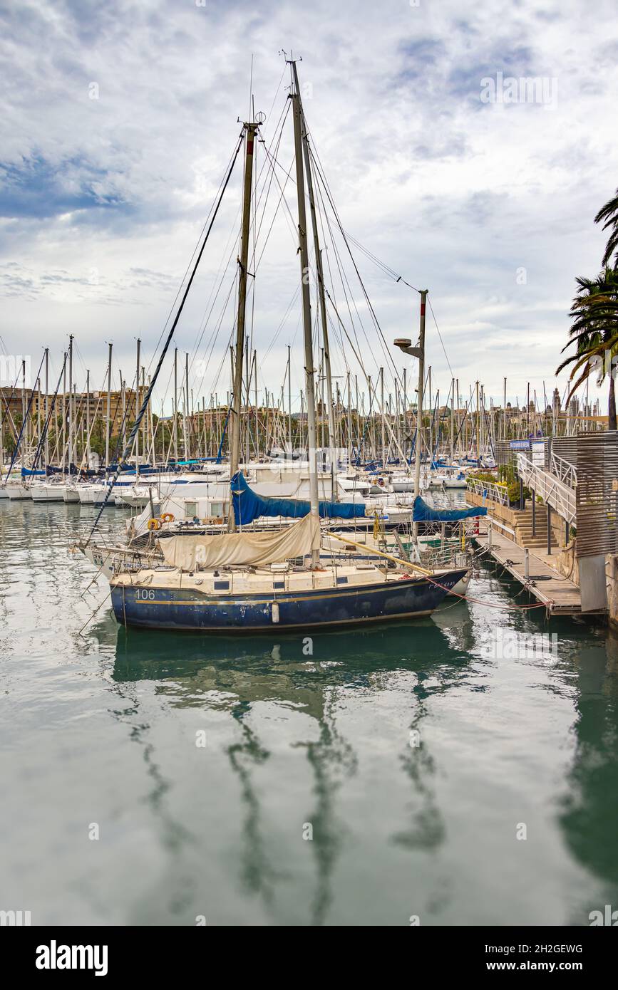 Barcelona, Spanien - 21. September 2021: Altes Segelboot wird am Pier der Rambla de Mar am Port Vell in Barcelona festgebunden. In der Nähe des nautischen Clubs die Einmas Stockfoto