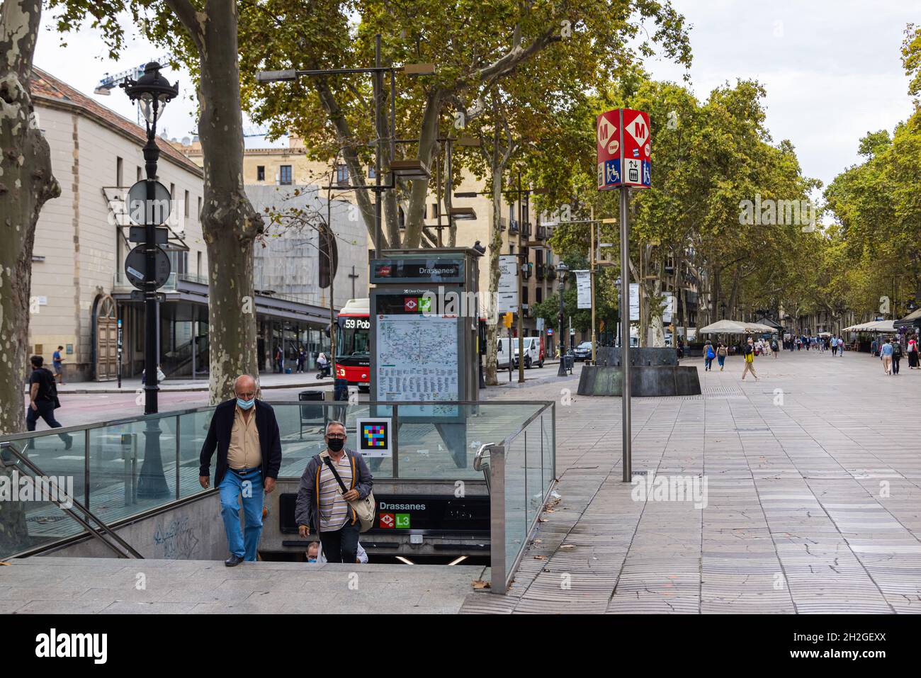 Barcelona, Spanien - 21. September 2021: Eingang zur U-Bahnstation an der Rambla. U-Bahn-Station neben der beliebten Avenue im Herzen der Metrop Stockfoto