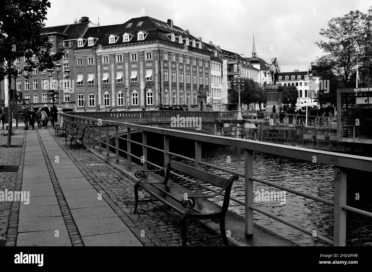 Kastrup/Kopenhagen/Dänemark./17. Oktober 2021/Tourismus über Hojbor Plads Brücke über den Kopenhagener Kanal in Kopenhagen Dänemark. (Foto..Francis Joseph Dean/Dean Bilder) Stockfoto