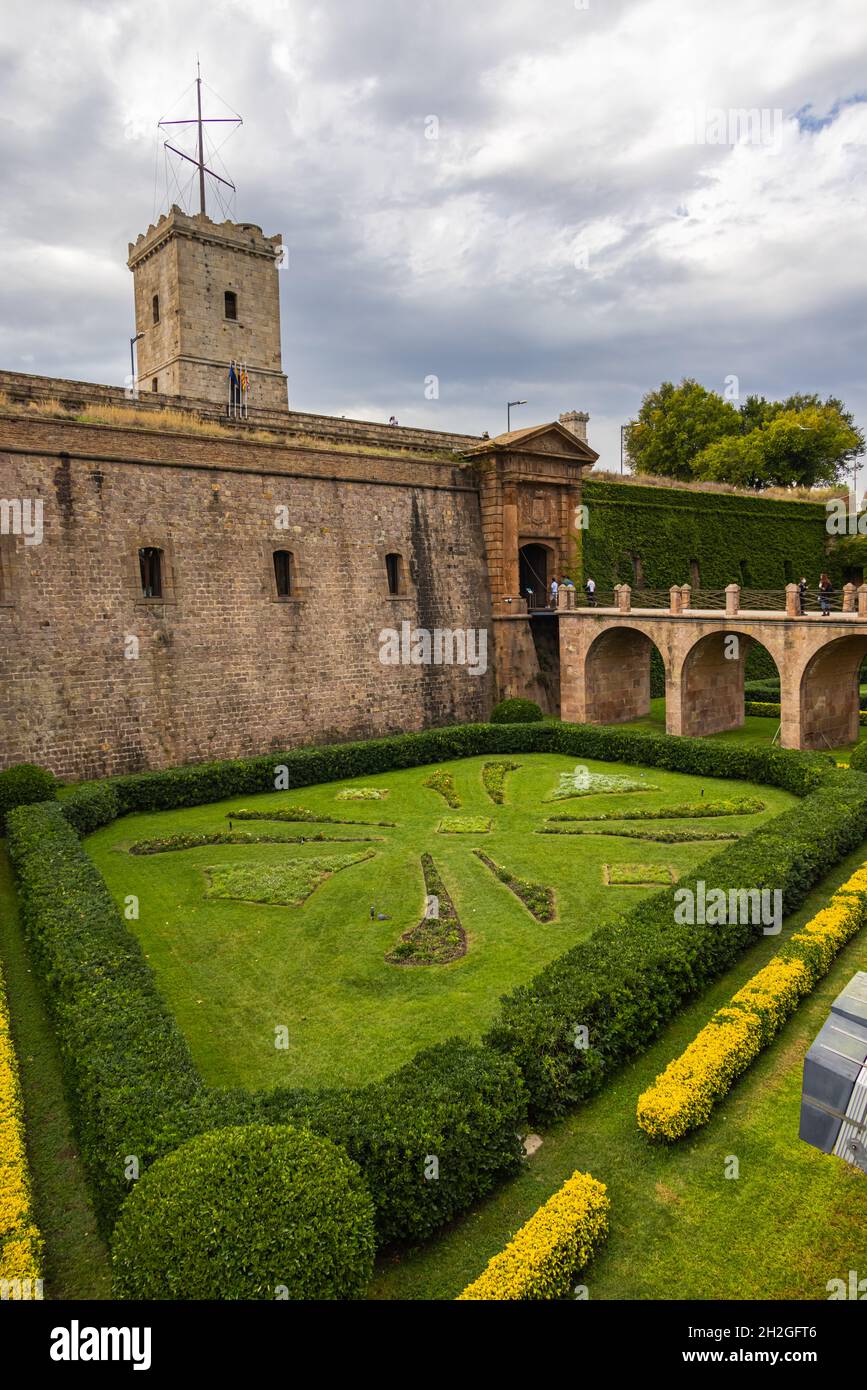 Barcelona, Spanien - 21. September 2021: Das Castell de Montjuic mit der katalanischen Flagge. Hochburg aus dem 17. Jahrhundert und ein ehemaliges Gefängnis mit einer Mil Stockfoto