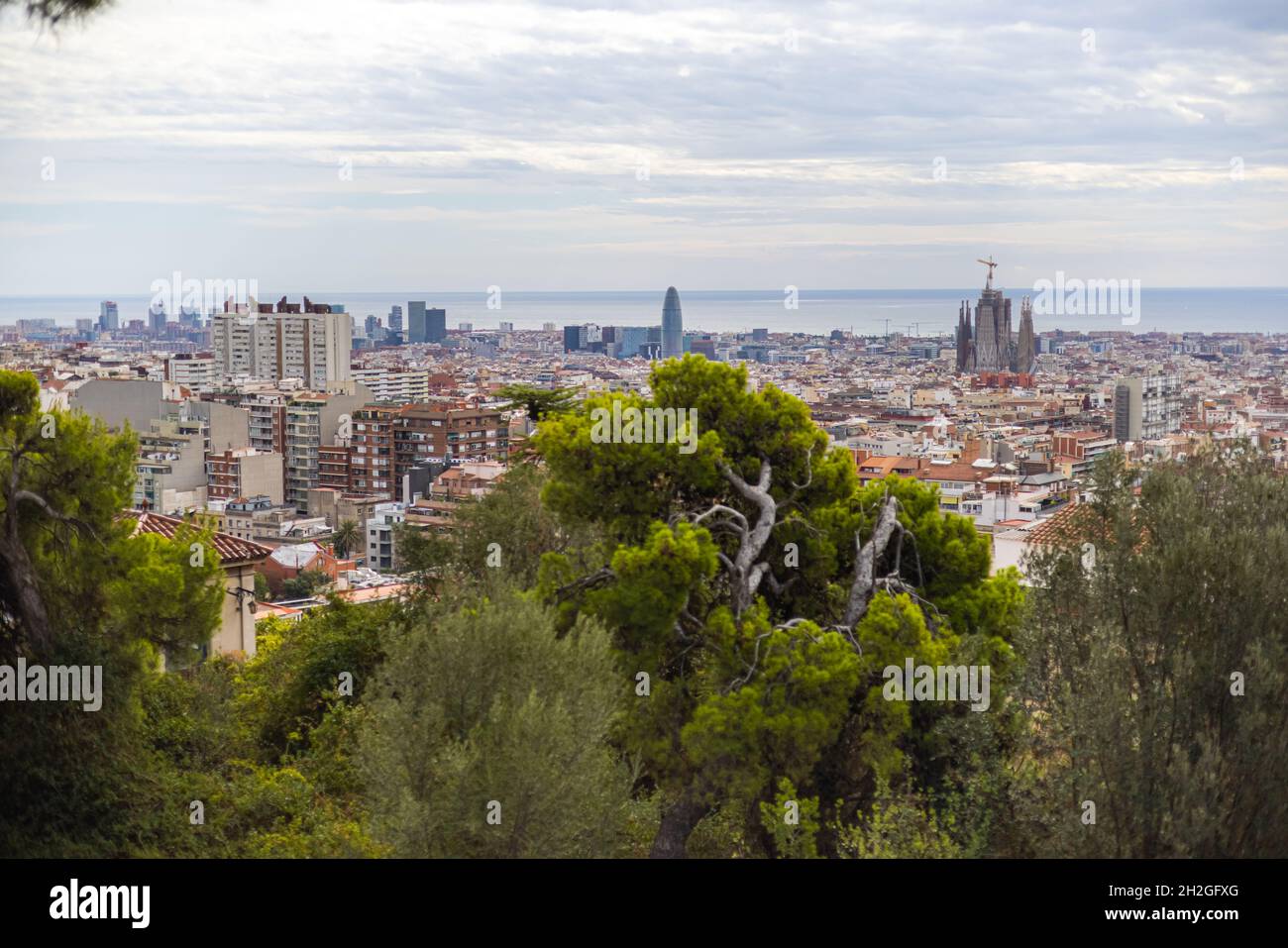 Luftaufnahme über die Skyline von Barcelona, Spanien. Panorama-Weitwinkelansicht vom Gipfel des Tibidabo. Das mittelmeer am Horizont Stockfoto