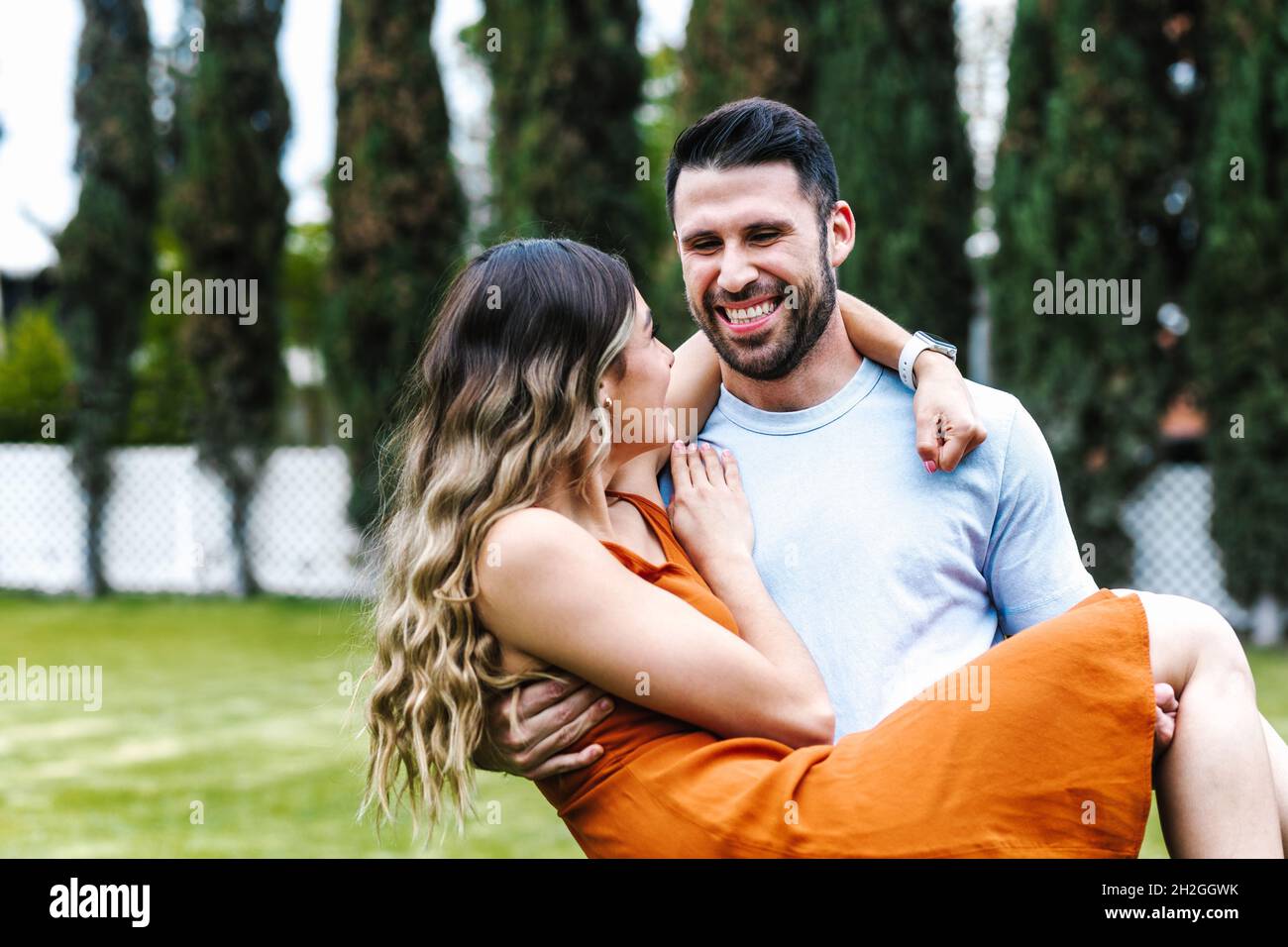 Junge hispanische Paare in der Liebe Spaß haben und genießen Sie die schöne Natur in lateinamerika Stockfoto