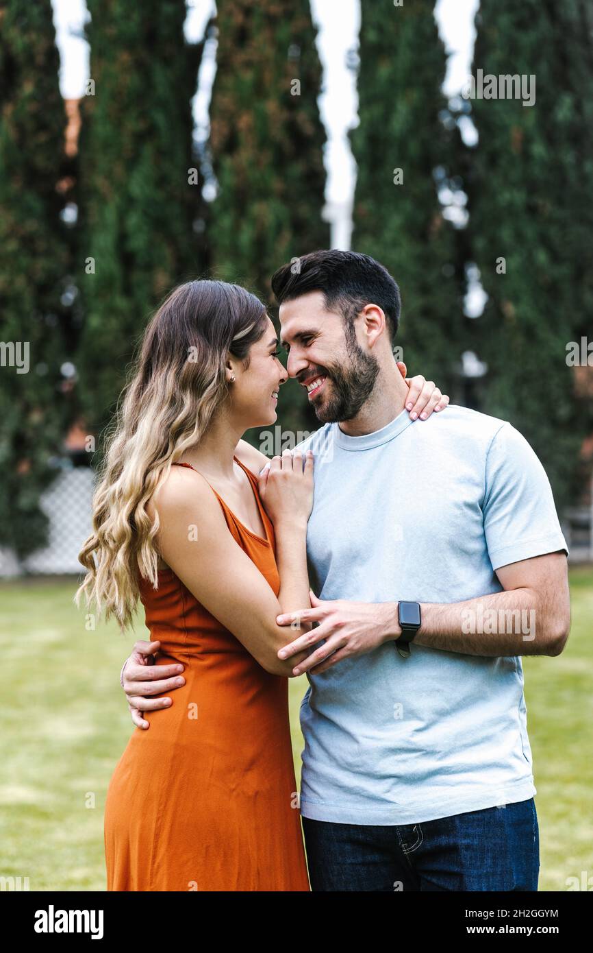 Junge hispanische Paare in der Liebe Spaß haben und genießen Sie die schöne Natur in lateinamerika Stockfoto