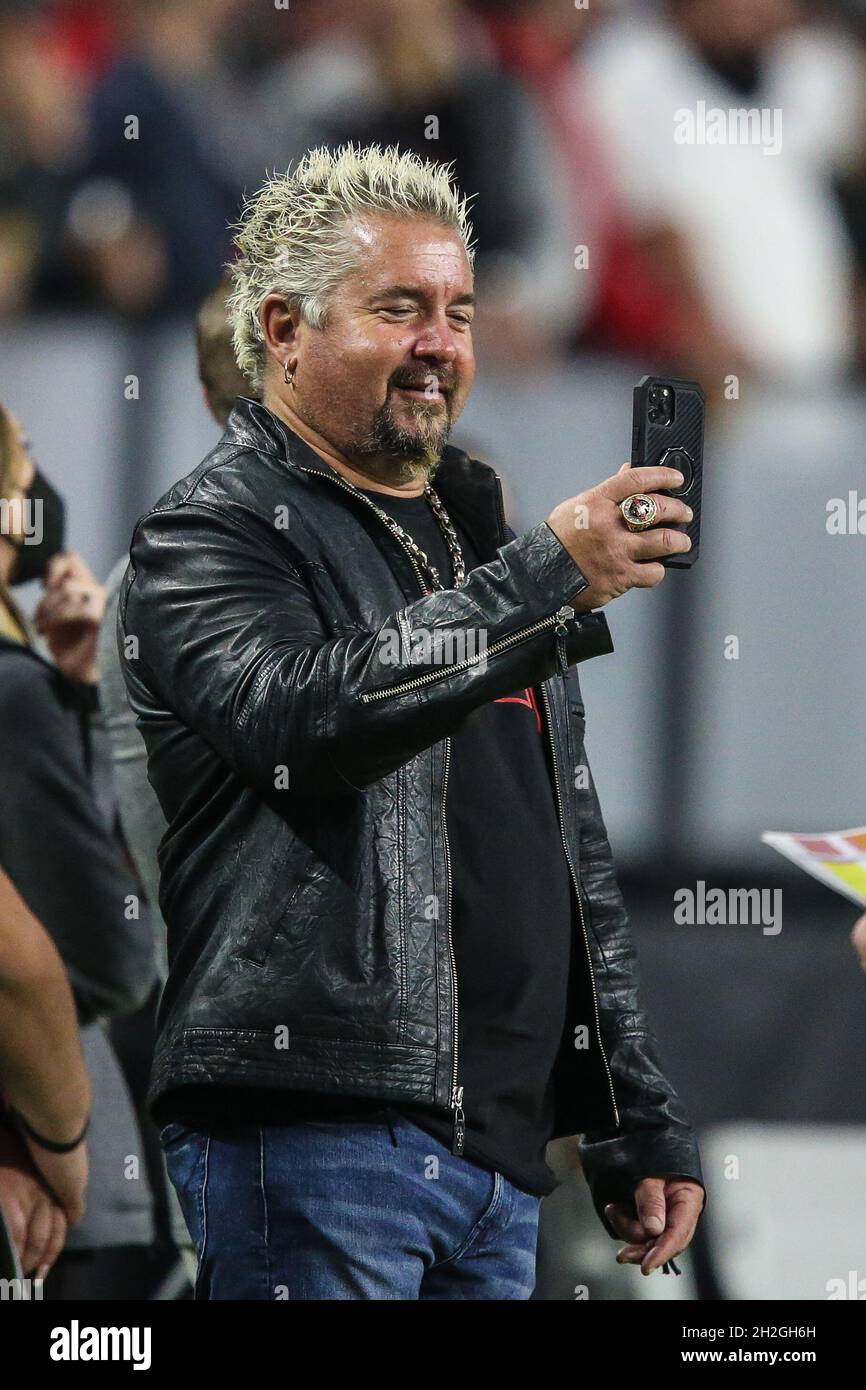 21. Oktober 2021: UNLV Alum Guy Fieri am Rande des NCAA-Fußballspiels mit den San Jose State Spartans und den UNLV-Rebellen im Allegiant Stadium in Las Vegas, NV. Die UNLV-Rebellen führen die San Jose State Spartans zur Halbzeit von 17 bis 13 an. Christopher Trim/CSM. Stockfoto