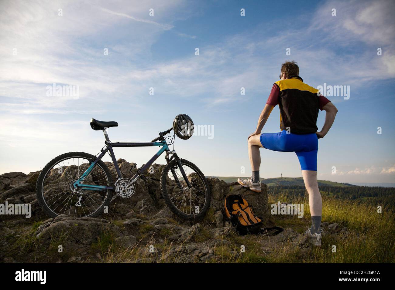 Ein Radler macht eine Pause auf dem Herzogenhorn im Schwarzwald Stockfoto