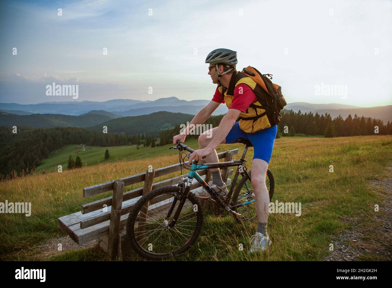 Ein Radler macht eine Pause auf dem Herzogenhorn im Schwarzwald Stockfoto