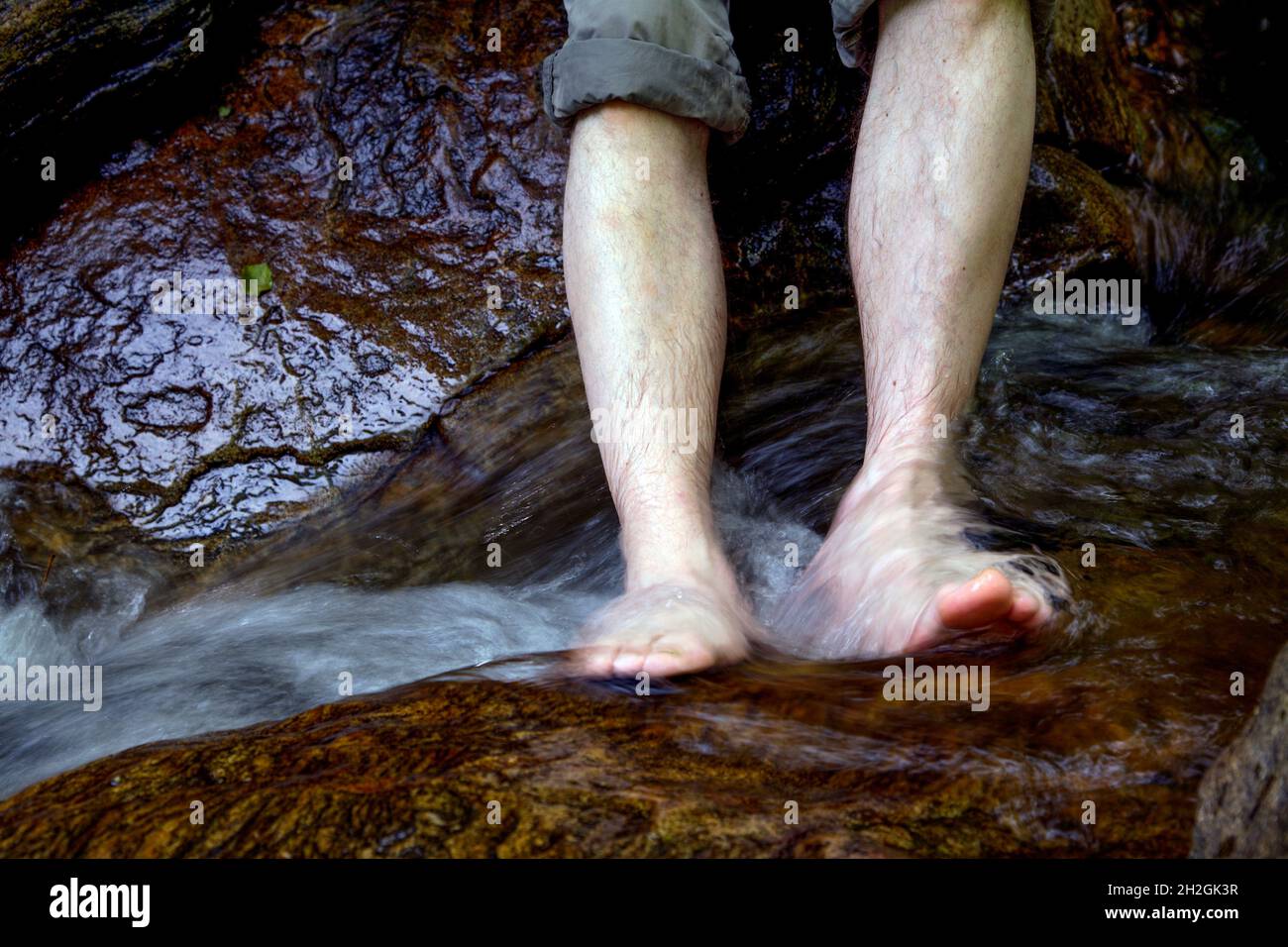 In Todtnaus im Schwarzwald rauscht frisches Wasser über die Füße Stockfoto