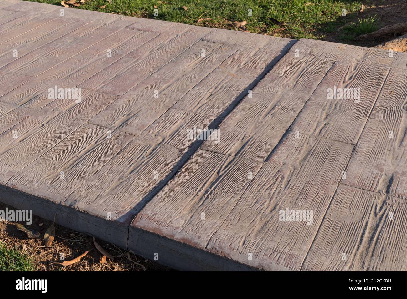 Gestempelte Betonpflaster im Freien mit Expansion Joint arbeiten, Holzlatten Muster, Bodenbelag außen, dekorativen Zement Pflaster mit Streifen Stockfoto