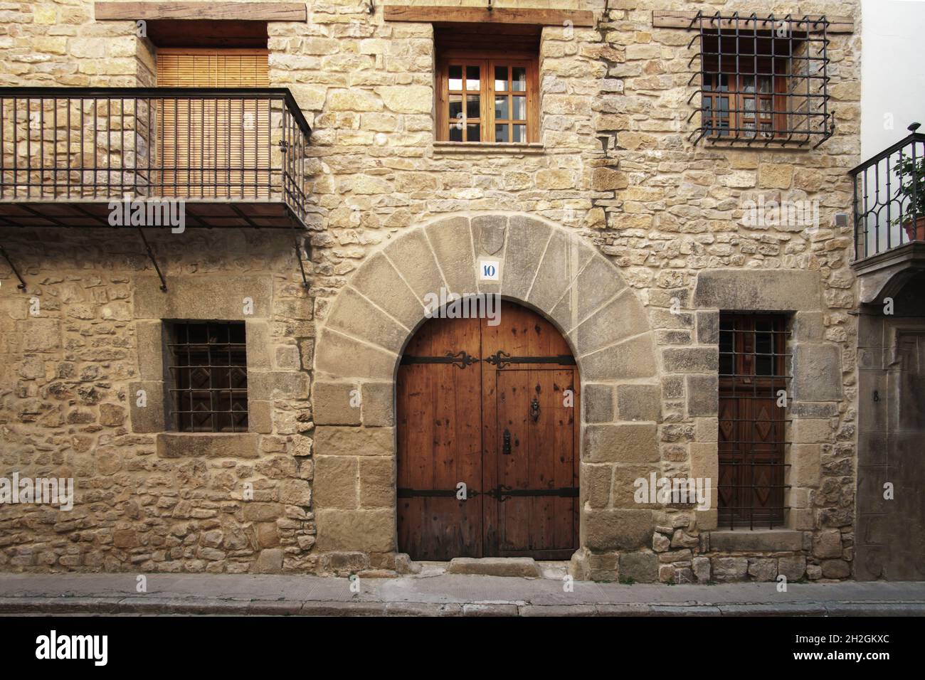 Traditionelle Steinfassade eines 2-stöckigen Hauses aus dem 16. Jahrhundert, Rubielos de Mora, Teruel Stockfoto