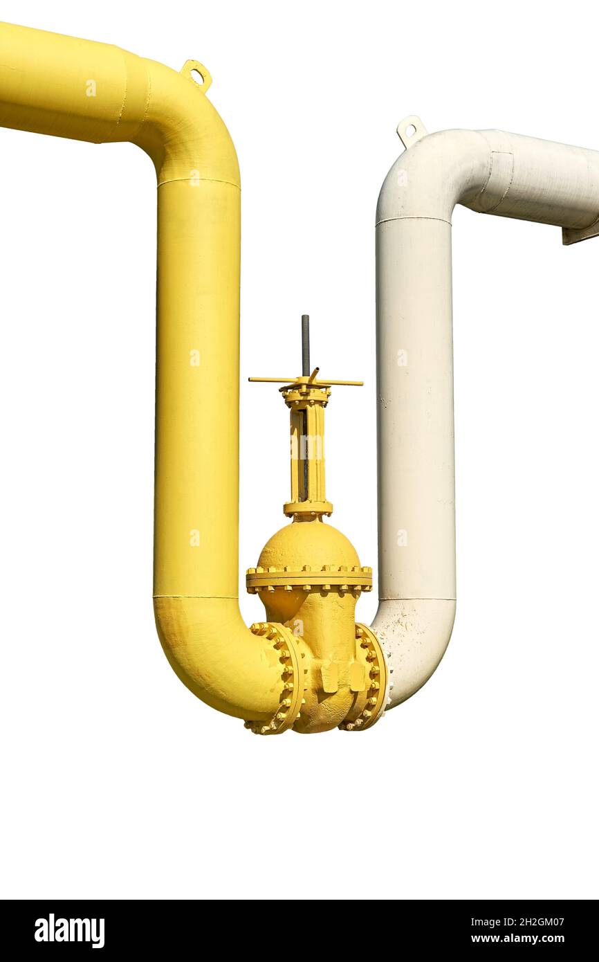 Großes Wasserabsperrventil mit Flanschen und Hebel am Rohrleitungssystem auf weißem Hintergrund isoliert Stockfoto