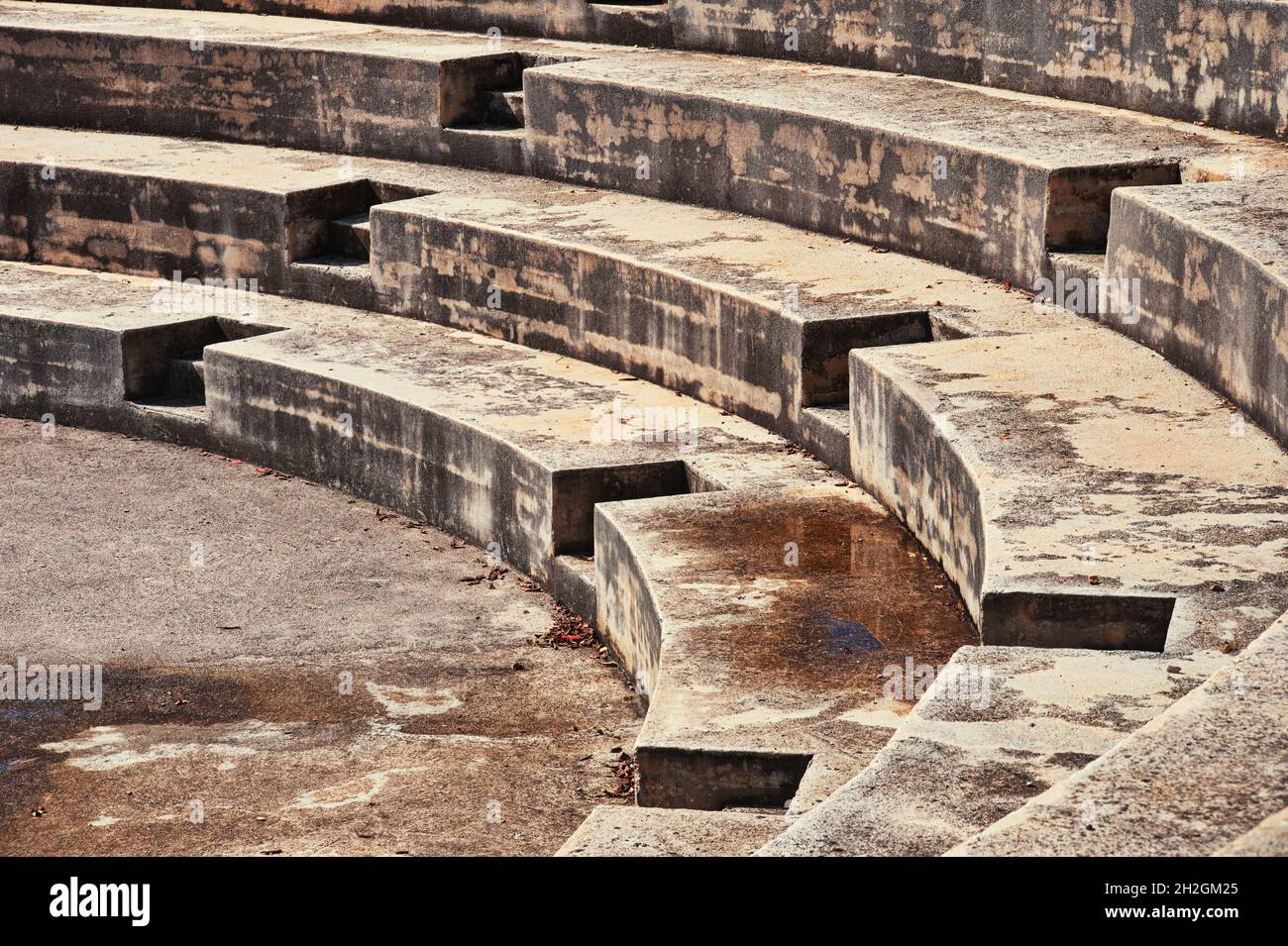 Teil des steinernen Amphitheaters - runde Steinstruktur mit Sitzplätzen Stockfoto